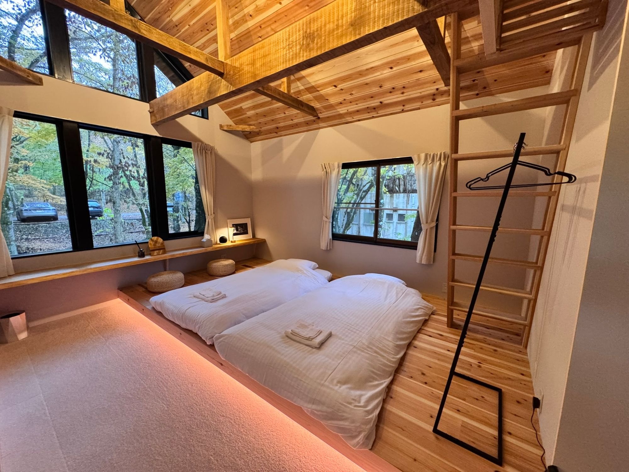 森を望む窓と、木の香るベッドルーム